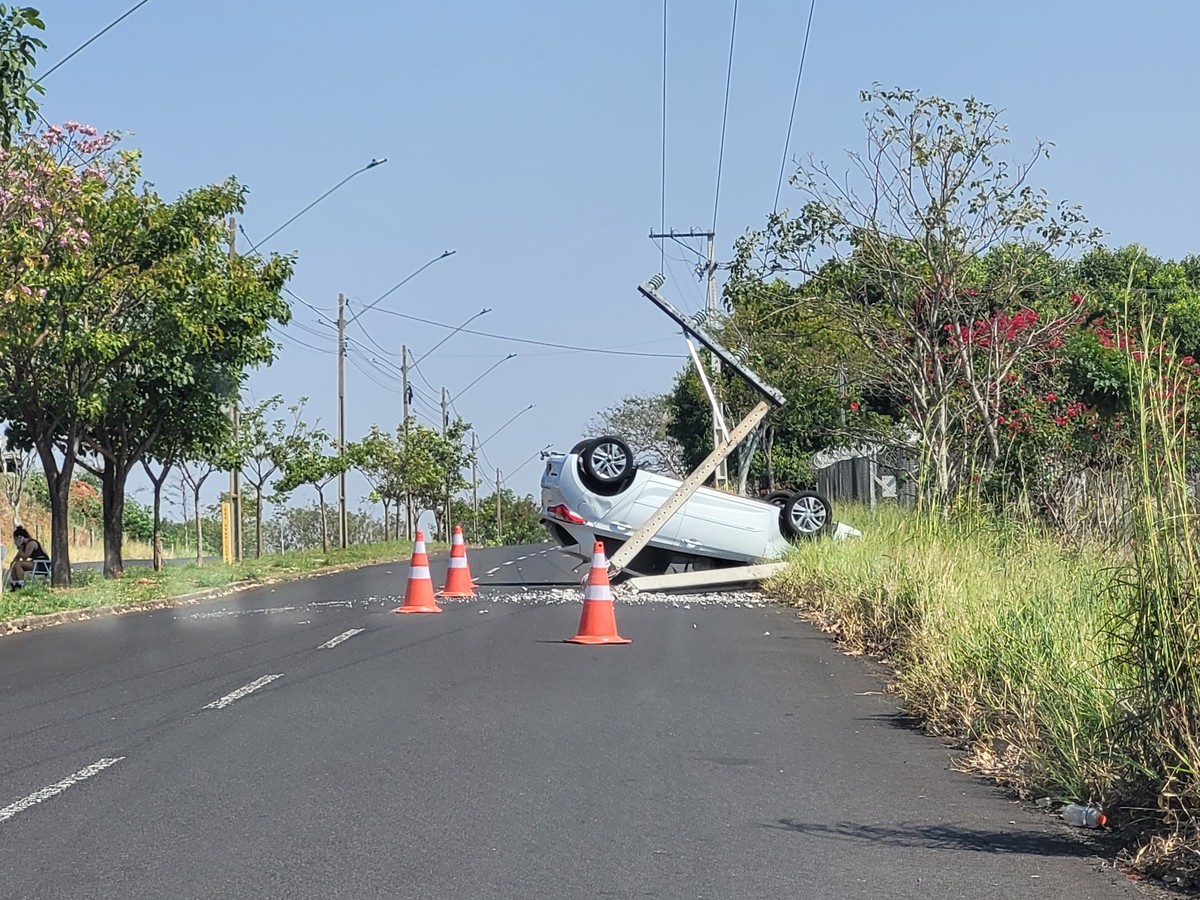 Carro derruba poste na Avenida Miguel Damha