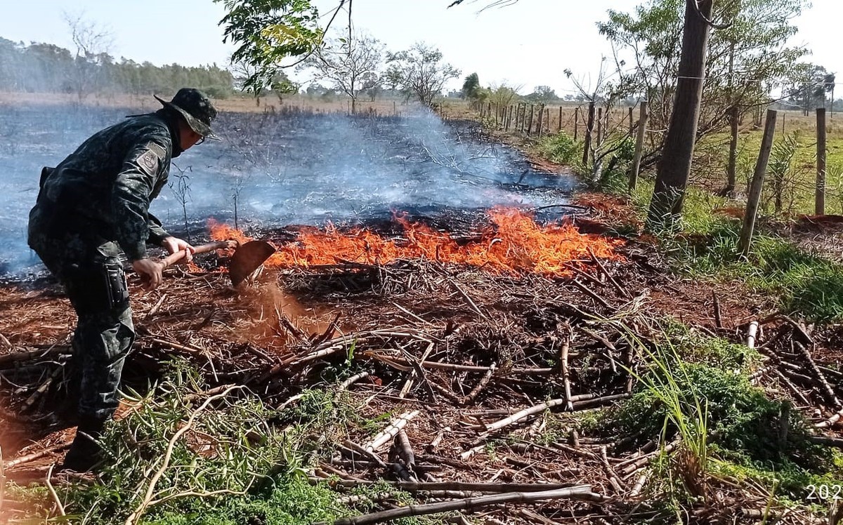 Sitiante é flagrada queimando área agropastoril em assentamento e é advertida pela Polícia Ambiental