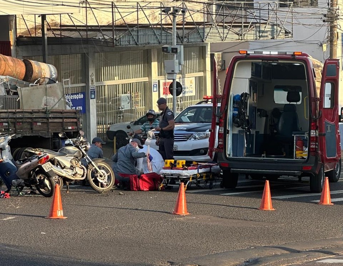 Colisão entre motos interdita parte do trânsito no cruzamento entre as avenidas Brasil e Manoel Goulart