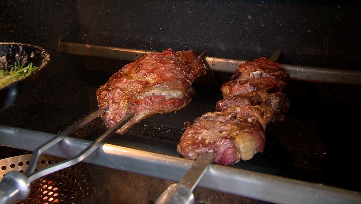 Em comemoração ao Dia dos Pais, churrasco é temperado com mix de alecrim, manjericão e orégano