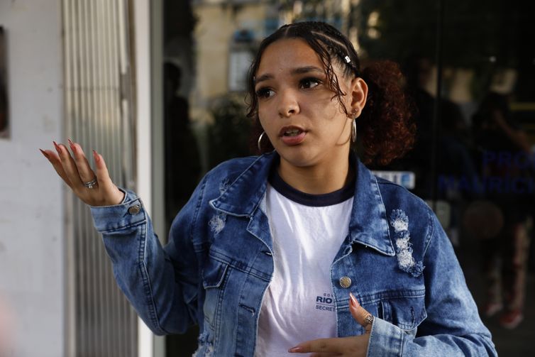 Rio de Janeiro (RJ), 09/08/2024 - Grace Kelly, estudante do ensino público. Estudantes e professores da rede pública de ensino encontram com cineastas fundadores da Mídia Indígena, na Escola de Comunicação da UFRJ,  em encontro promovido em conjunto com o Consulado da Suécia no Rio de Janeiro. Foto: Tânia Rêgo/Agência Brasil