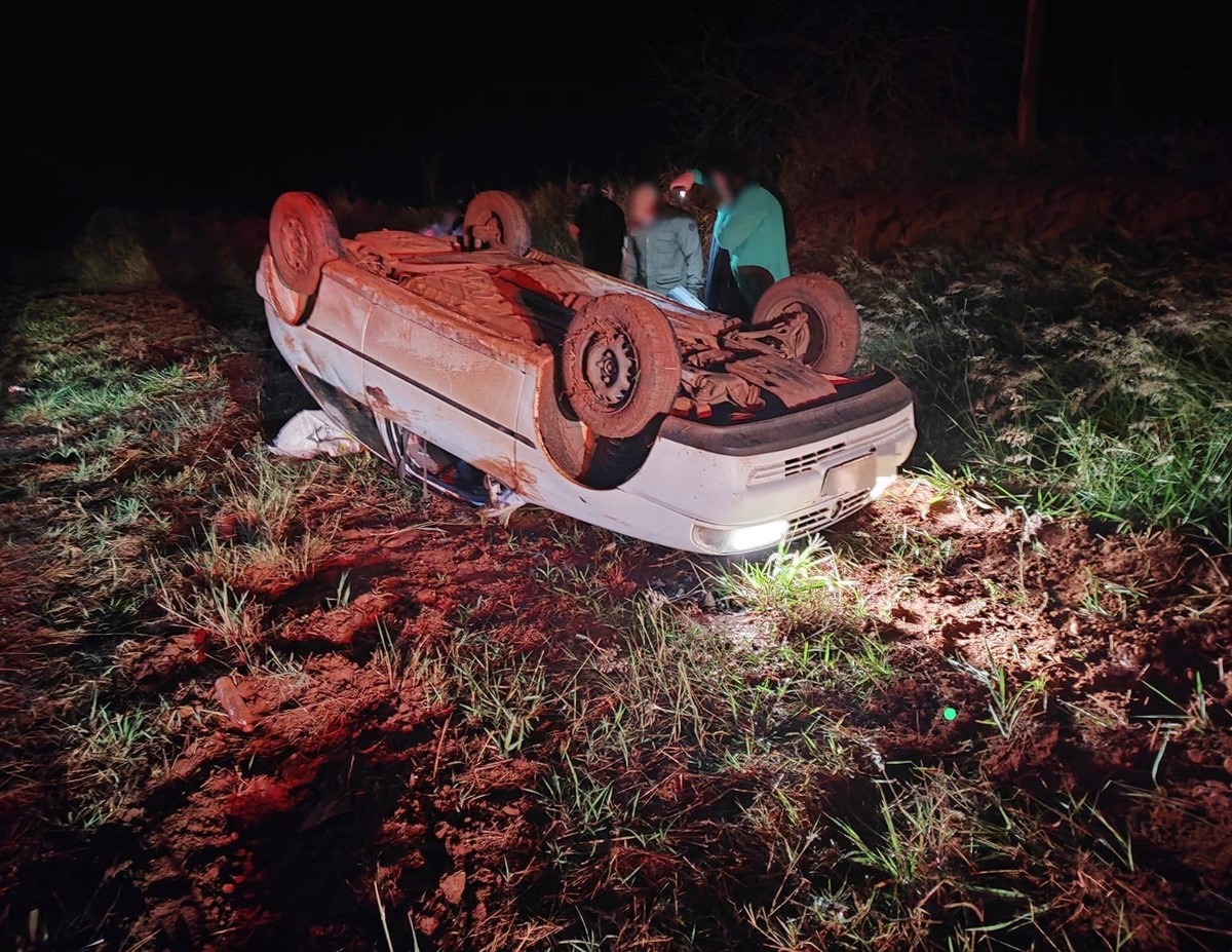 Motorista bêbado sem habilitação capota carro na Rodovia Arlindo Béttio e esposa fica ferida em Euclides da Cunha Paulista