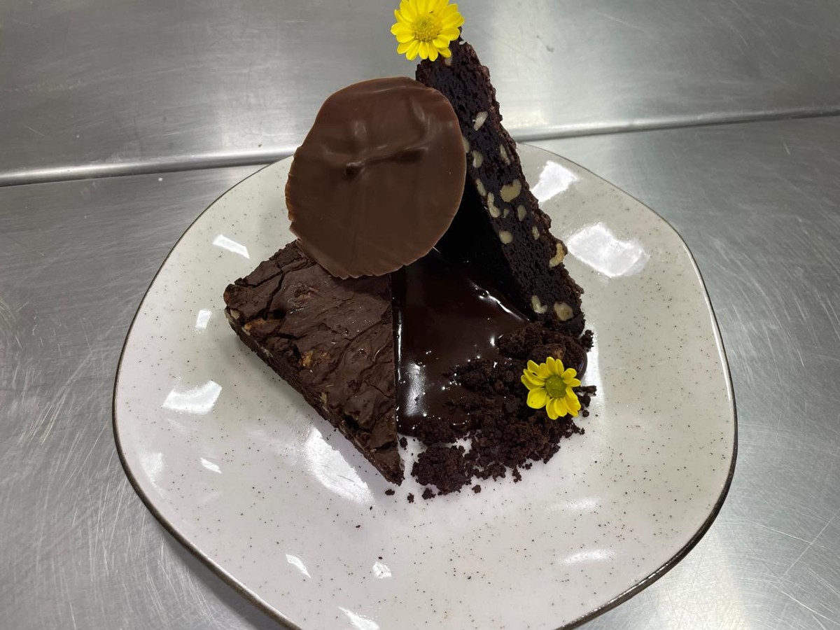 Com massa cremosa e sem o uso de farinha, aprenda a preparar Brownie com Nozes