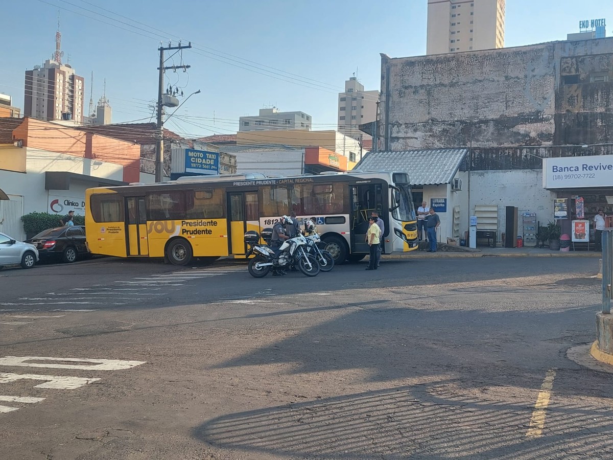 Ônibus desgovernado da SOU Prudente desce de ré e atinge carro estacionado próximo ao Terminal Urbano, em Presidente Prudente