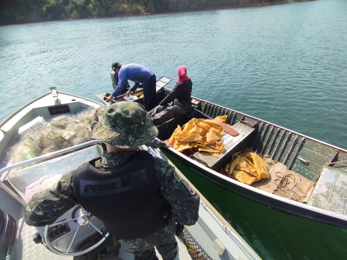 Com dez quilos de peixes emalhados, Polícia Ambiental apreende 500 metros de redes de pesca no Rio Paraná, em Rosana