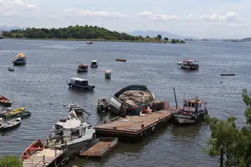 Embarcações abandonadas na Baía de Guanabara.