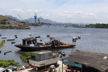 Embarcações abandonadas na Baía de Guanabara.