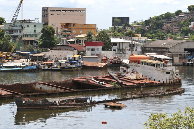 Embarcações abandonadas na Baía de Guanabara.