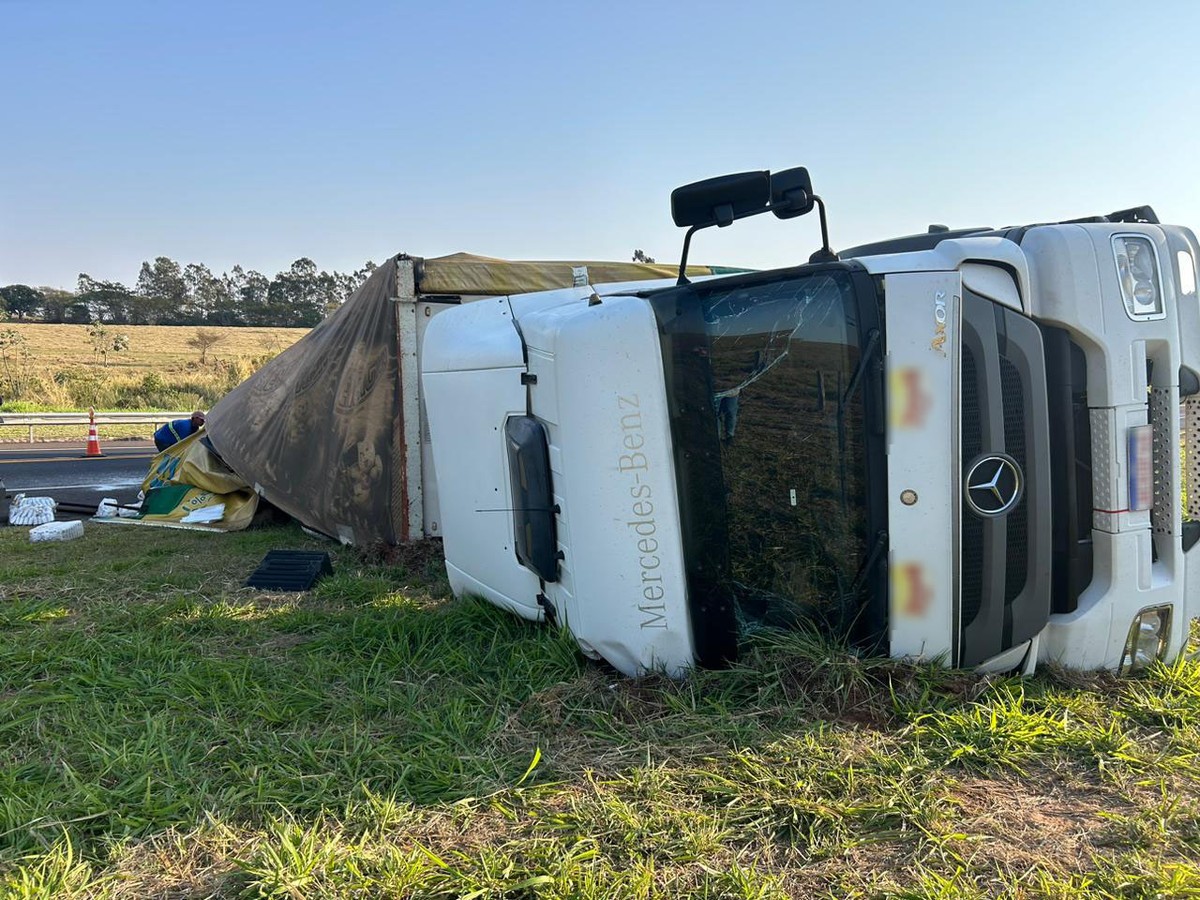 Caminhão carregado com mais de 25 toneladas de sal perde freio e tomba na Rodovia Assis Chateaubriand