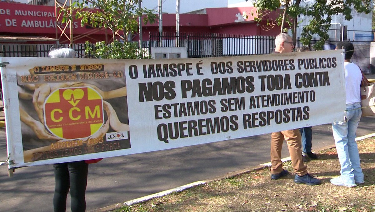 Beneficiários do Iamspe realizam manifestação em frente à Santa Casa de Presidente Prudente | Presidente Prudente e Região