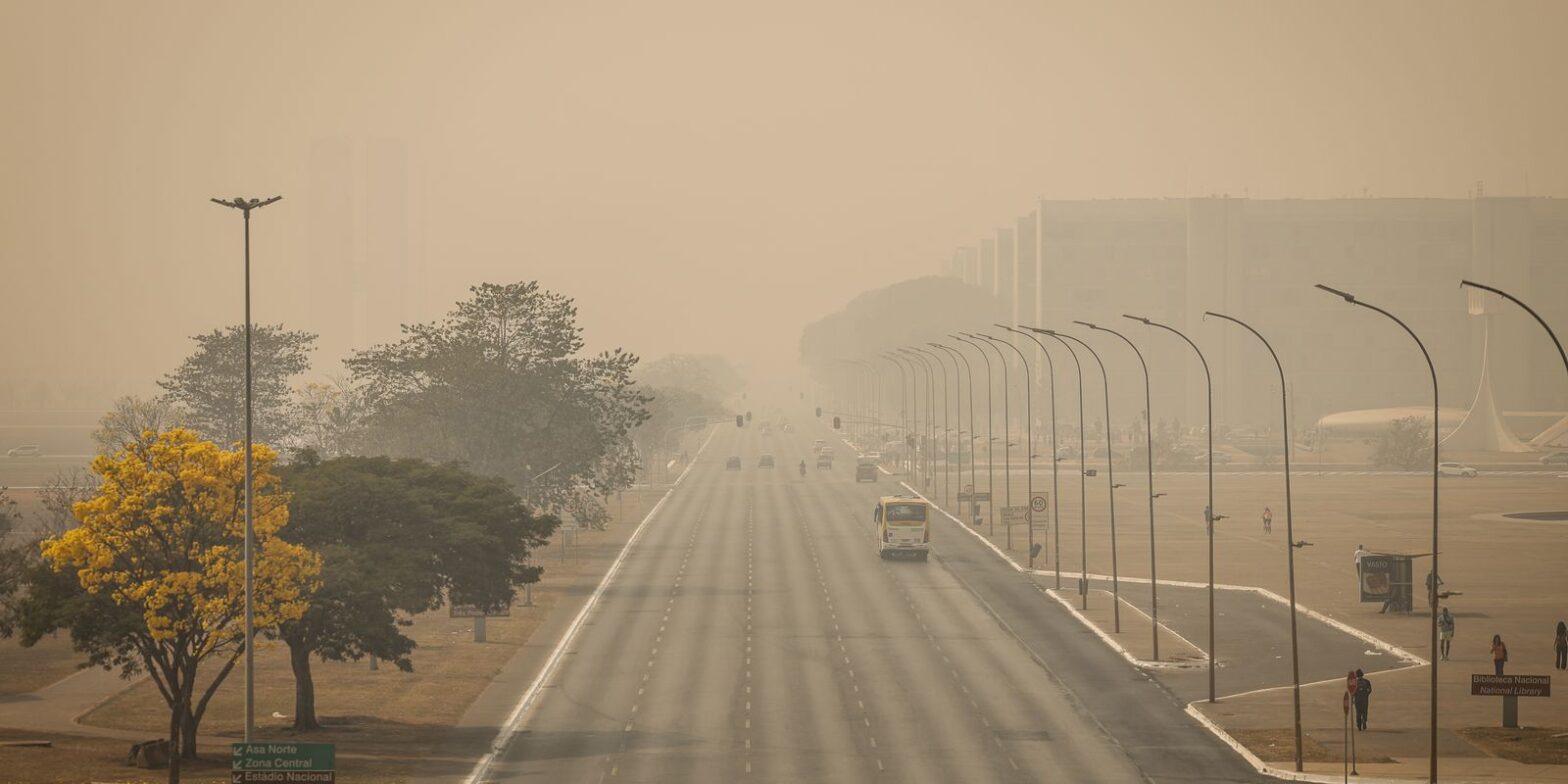 Brasília amanhece coberta de fumaça pelo segundo dia seguido