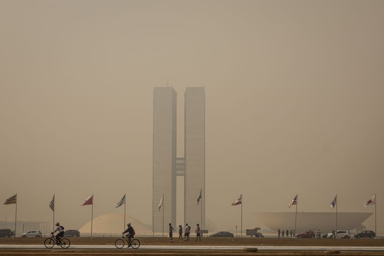 Brasília (DF), 25/08/2024 - Brasília amanhece encoberta por fumaça causada por incêndios florestais dos últimos dias. Foto: Marcelo Camargo/Agência Brasil