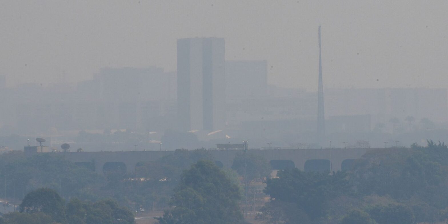 Cortina de fumaça deve permanecer no DF ao longo desta terça