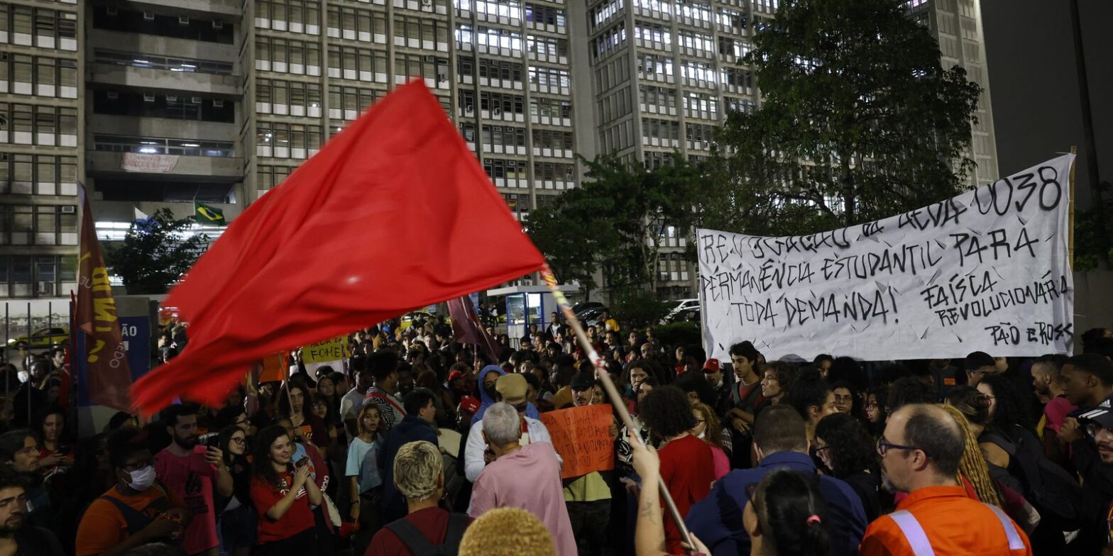 Estudantes voltam a ocupar prédio principal da Uerj