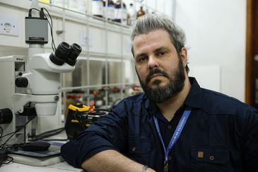 Rio de Janeiro (RJ), 00/00/2024 - O professor doutor do Departamento de Química Geral e Inorgânica da Universidade do Estado do Rio de Janeiro (Uerj), Lippy Faria Marques no laboratório da instituição, no Rio de Janeiro. Foto: Tomaz Silva/Agência Brasil