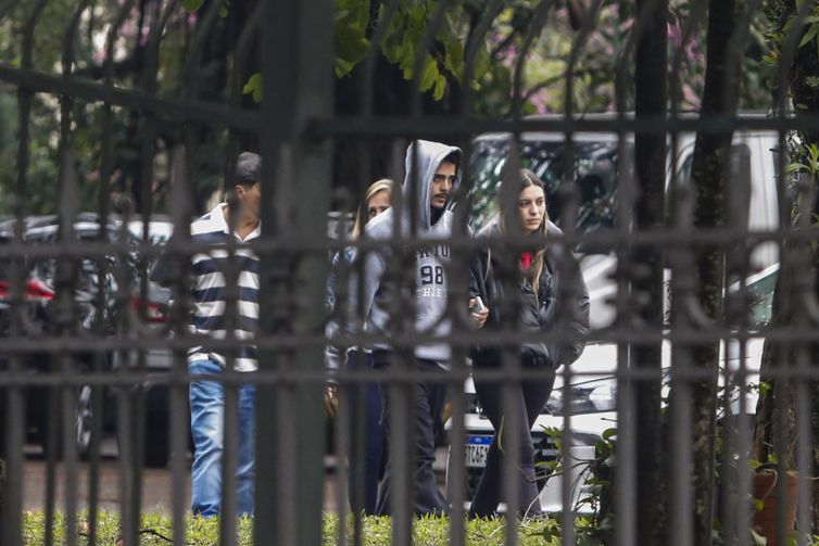 São Paulo (SP) 10/08/2024 – Familiares das vítimas do acidente aéreo que envolveu avião da Voepass que ocorreu em Vinhedo, chegando ao Instituto médico legal (IML).
Foto: Paulo Pinto/Agência Brasil