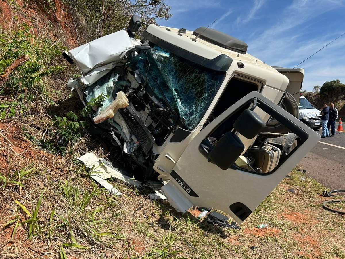 Grave acidente na Rodovia Assis Chateaubriand envolve caminhão e carro