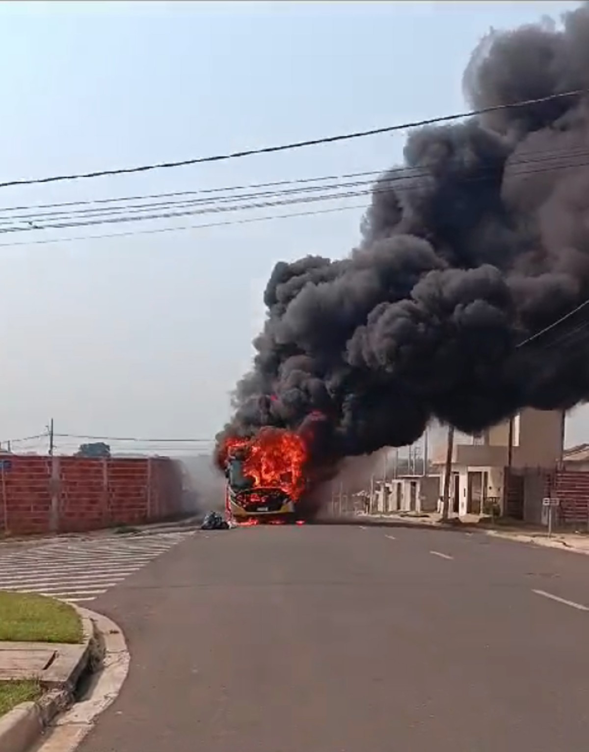 Incêndio destrói ônibus do transporte coletivo urbano no bairro Vida Nova Pacaembu, em Presidente Prudente | Presidente Prudente e Região