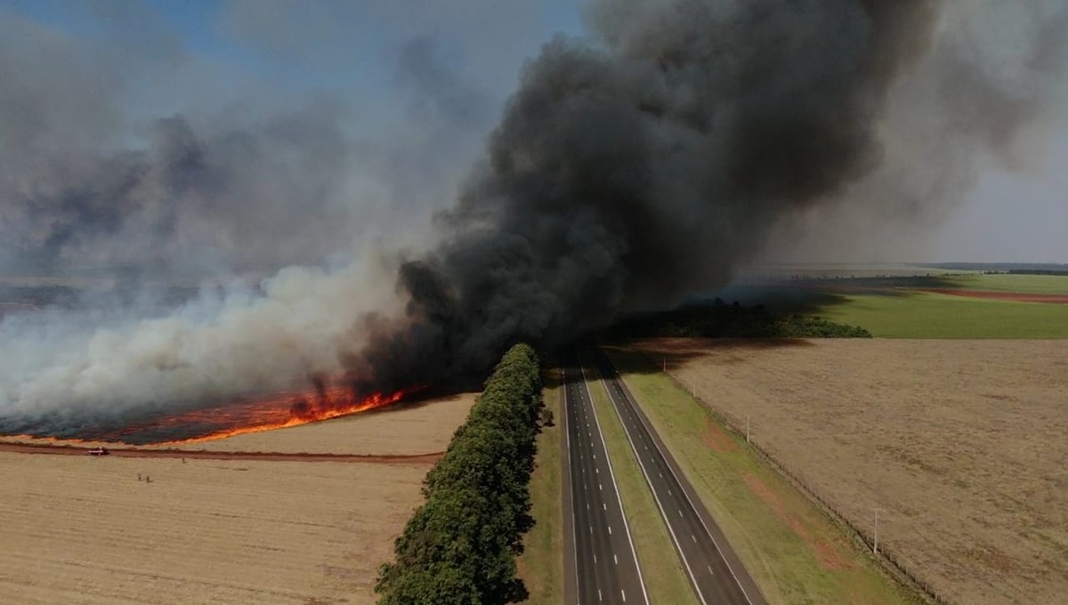 Incêndio provoca interdição da Rodovia Raposo Tavares, em Rancharia | Presidente Prudente e Região