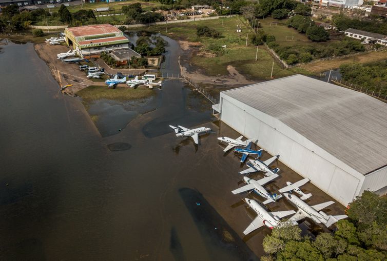 Porto Alegre (RS), 25/05/2024 -  Aeroporto Salgado Filho (POA) continua alagado pelas enchentes que atinge o estado.
Foto: Rafa Neddermeyer/Agência Brasil