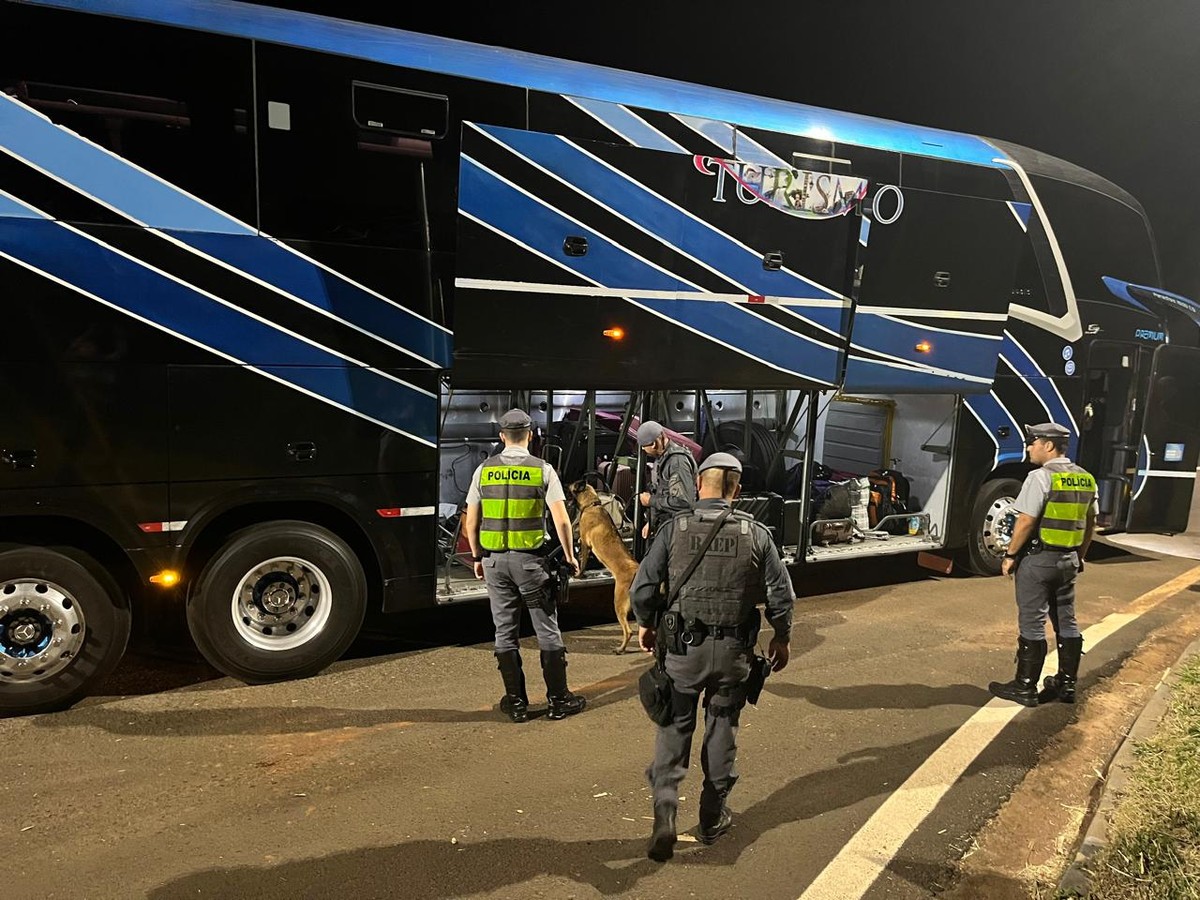 Passageira boliviana é presa com porções de crack escondidas em caixas de papelão dentro de ônibus, em Rancharia