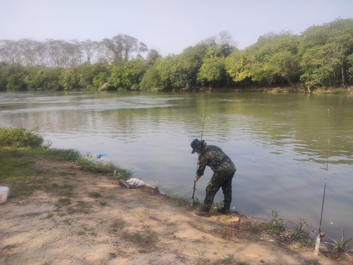 Polícia Ambiental flagra homem pescando em local proibido no Rio Aguapeí, em Salmourão