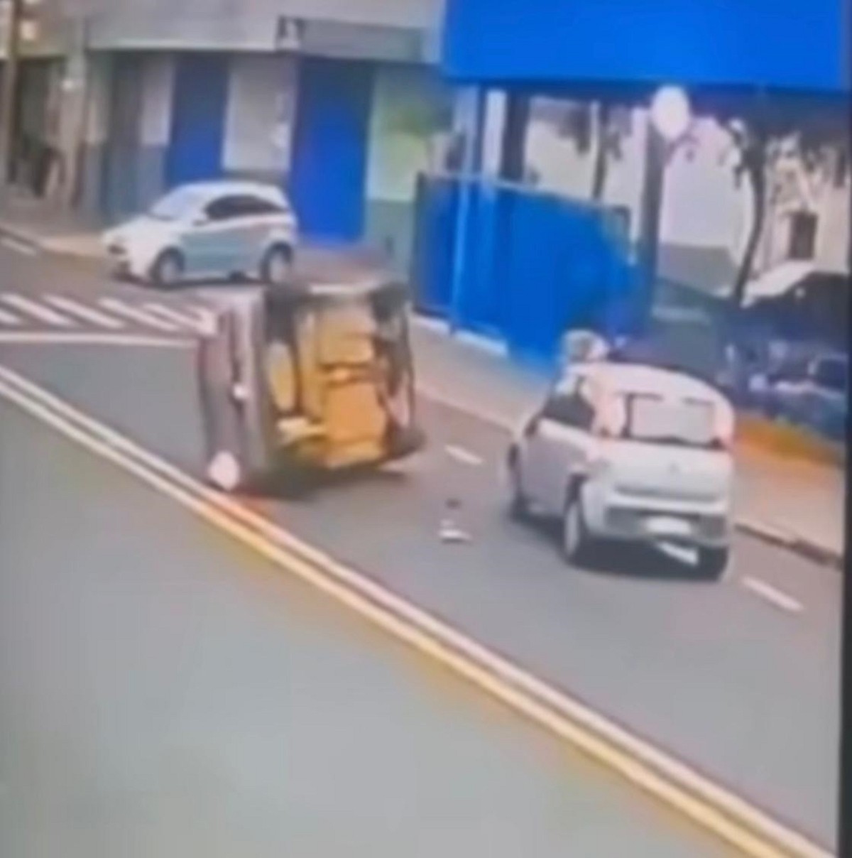 Motorista fica preso às ferragens após capotar carro na Avenida Brasil, em Presidente Prudente