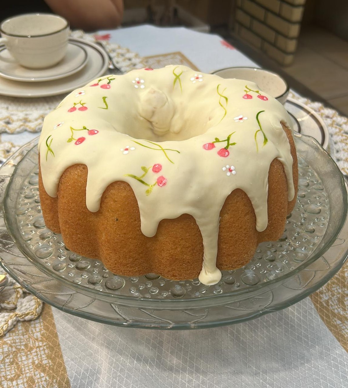 Com decoração delicada, aprenda a preparar um Bolo de Laranja com Cobertura de Porcelana