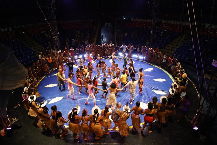 Rio de Janeiro (RJ) 11/09/2024 – Indígenas do povo tupinambá que vieram receber o Manto Tupinambá no Museu Nacional assistem apresentação de artistas circenses do Unicirco e os convidam para ritual no picadeiro. Foto: Fernando Frazão/Agência Brasil