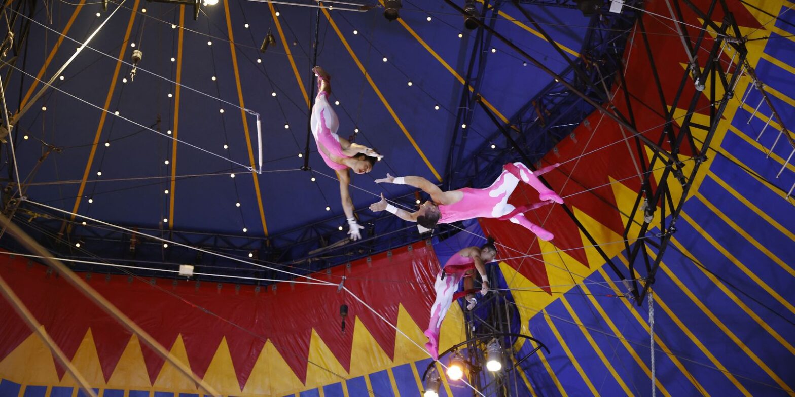 Tupinambás e artistas circenses fazem ritual de troca de saberes no RJ