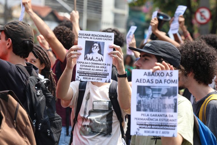 Rio de Janeiro (RJ), 19/09/2024 – Estudantes acampados no campus Maracanã da Universidade Estadual do Rio de Janeiro (Uerj) fazem manifestação em frente a instituição, na zona norte da capital fluminense. Foto: Tomaz Silva/Agência Brasil