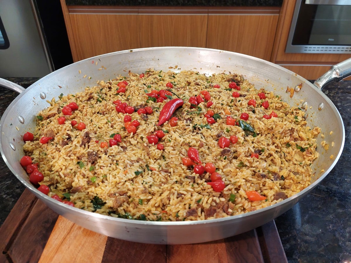 Com temperos especiais, como pimentas e páprica, aprenda a preparar Arroz de Costela