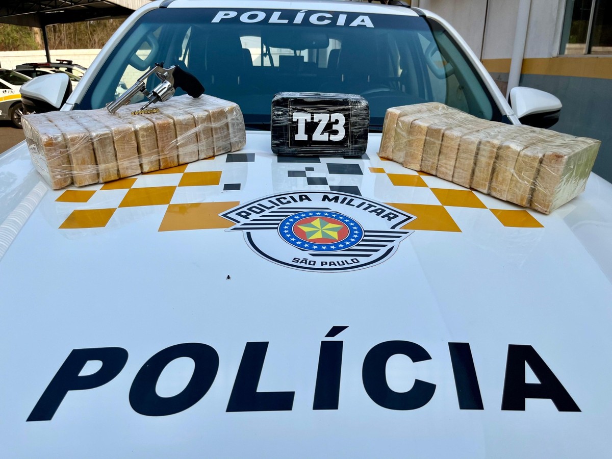 Com mais de 20 tabletes de cocaína e um revólver na cabine do carro, homem é preso em flagrante na Rodovia Raposo Tavares