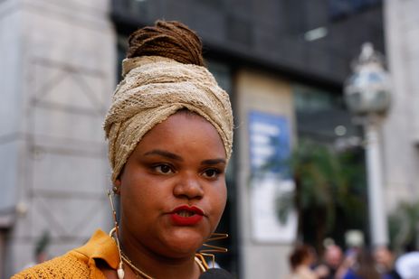 Rio de Janeiro (RJ), 23/09/2024 - Carolina Rocha, conhecida como Dandara Suburbana. militante antirracista e professora,  fala na inauguração do Mural Machado de Assis, produzido pelo projeto Negro Muro, na sede da Academia Brasileira de Letras(ABL), no centro da cidade. Foto: Tânia Rêgo/Agência Brasil