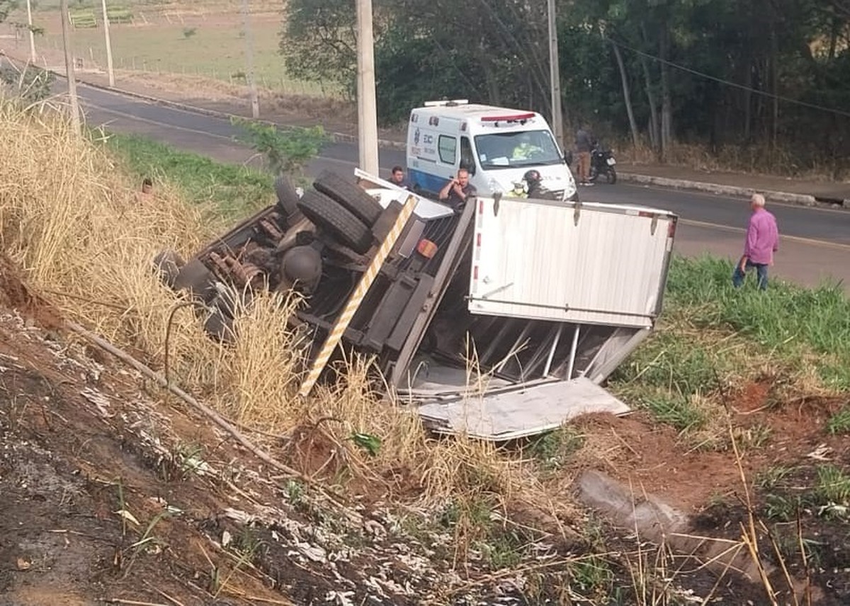 Caminhão carregado com 700kg de farinha de trigo capota na Rodovia Comandante João Ribeiro de Barros, em Adamantina