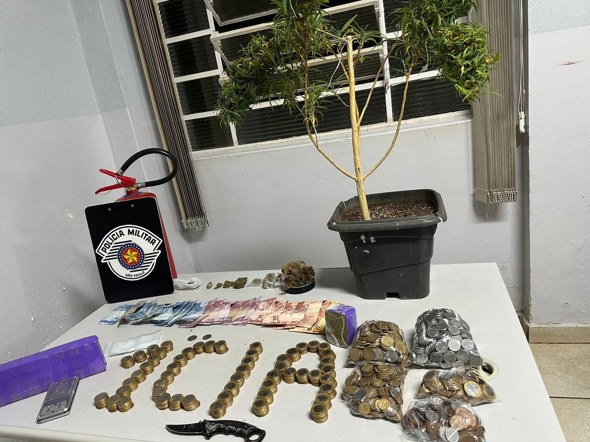 Foragido da Justiça fornece nome do irmão ao ser abordado, tenta fugir e acaba preso com porções de maconha, em Presidente Prudente