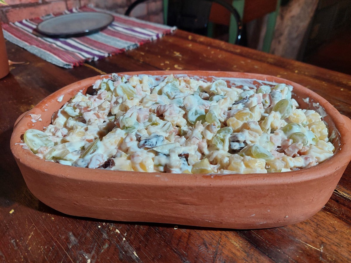 Com o sabor refrescante das frutas, Salada Tropical leva Peito de Frango Defumado