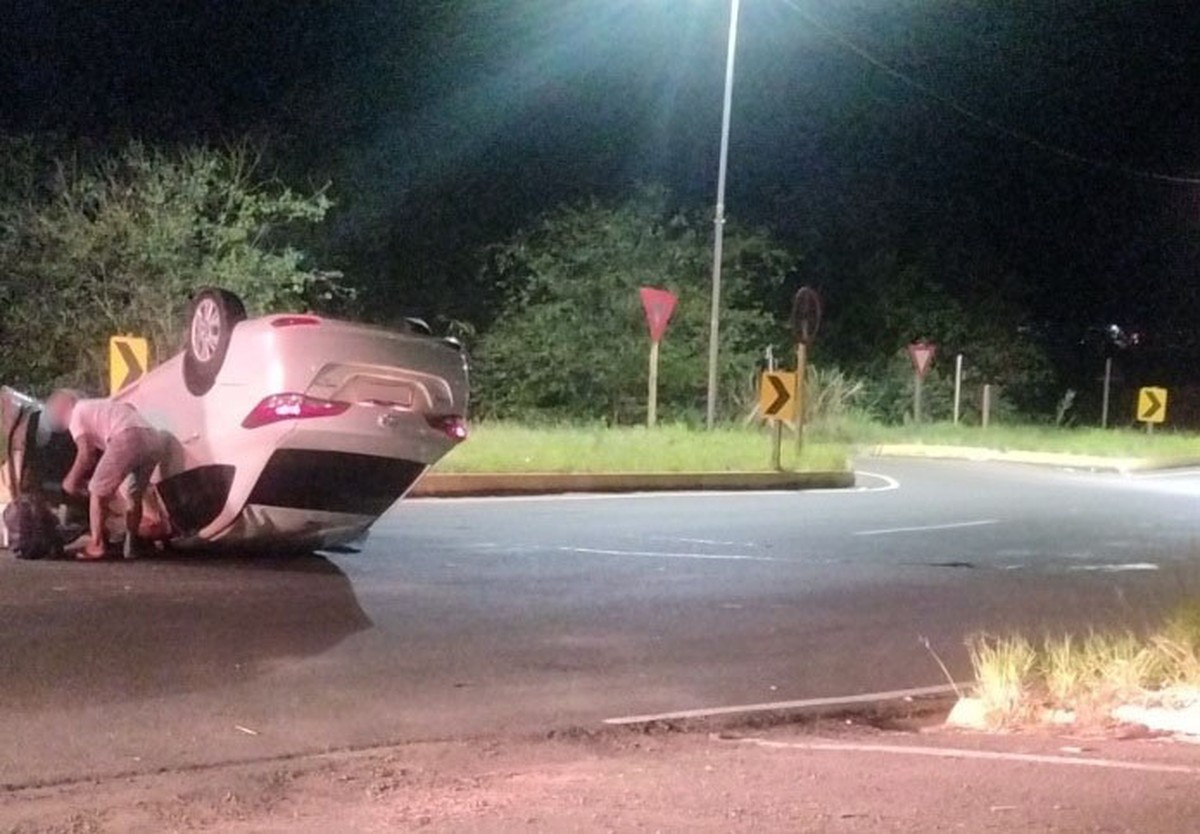 Carro capota e deixa motorista ferido na Rodovia Ângelo Rena, em Presidente Prudente