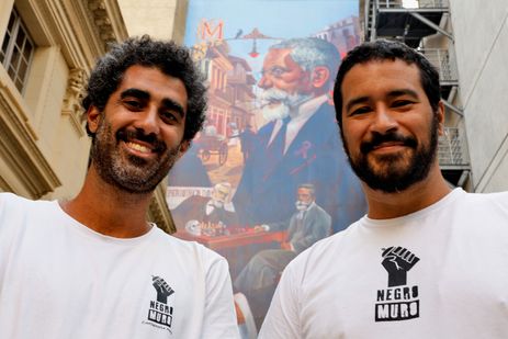 Rio de Janeiro (RJ), 23/09/2024 - Fernando Cazé e Pedro Rajão, idealizadores do projeto Negro Muro, na inauguração do Mural Machado de Assis, produzido pelo projeto Negro Muro, na sede da Academia Brasileira de Letras(ABL), no centro da cidade. Foto: Tânia Rêgo/Agência Brasil