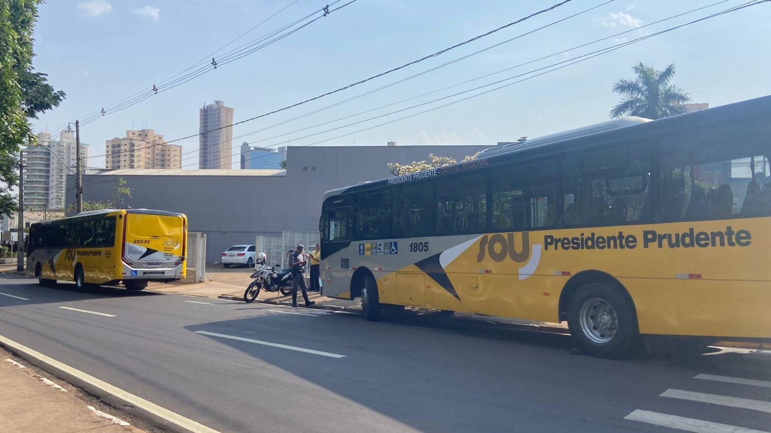 Dois ônibus da SOU Prudente colidem após perda de freio na Avenida 14 de Setembro; passageira fica ferida | Presidente Prudente e Região