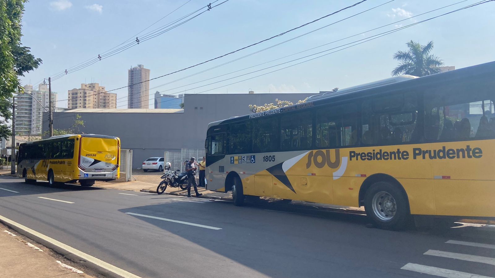 Dois ônibus da SOU Prudente colidem após perda de freio na Avenida 14 de Setembro; passageira fica ferida | Presidente Prudente e Região