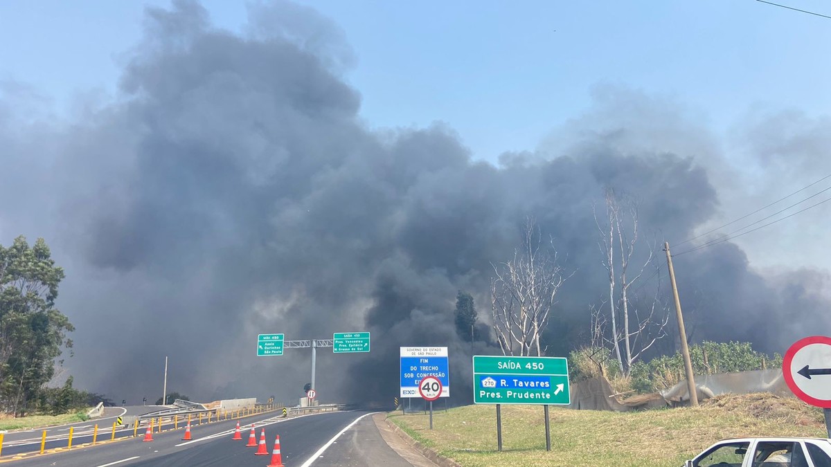 Fumaça causada por incêndio em materiais recicláveis interdita tráfego de veículos na Rodovia Assis Chateaubriand, em Presidente Prudente | Presidente Prudente e Região