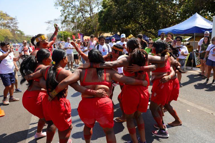 Brasília, DF 15/09/2024 Em alusão ao Dia do Cerrado, mulheres dos povos Timbira e Xavante promoveram uma Corrida da Toras no Eixão do Lazer, na Asa Norte.  Foto: Fabio Rodrigues-Pozzebom/ Agência Brasil