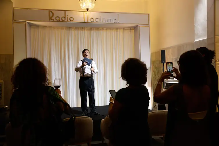 Rio de Janeiro (RJ) 13/09/2024 - Reprodução do estúdio da Rádio Nacional no lançamento da reforma do edifício A Noite, antiga sede da rádio, na Praça Mauá. Foto: Fernando Frazão/Agência Brasil