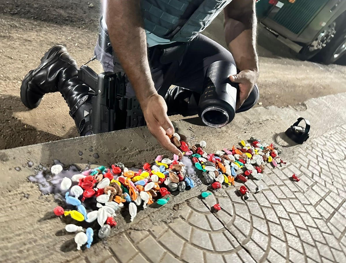 Passageira de ônibus é presa com 365 porções de haxixe escondidas em garrafa térmica e no corpo, em Presidente Epitácio