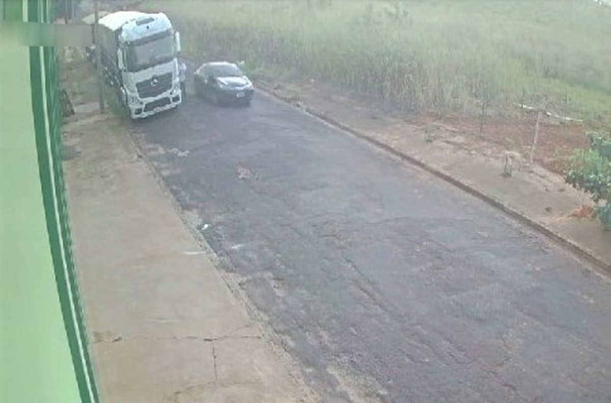 Polícia Civil prende cinco homens por envolvimento em roubo de caminhão e por manter homem como refém em Martinópolis