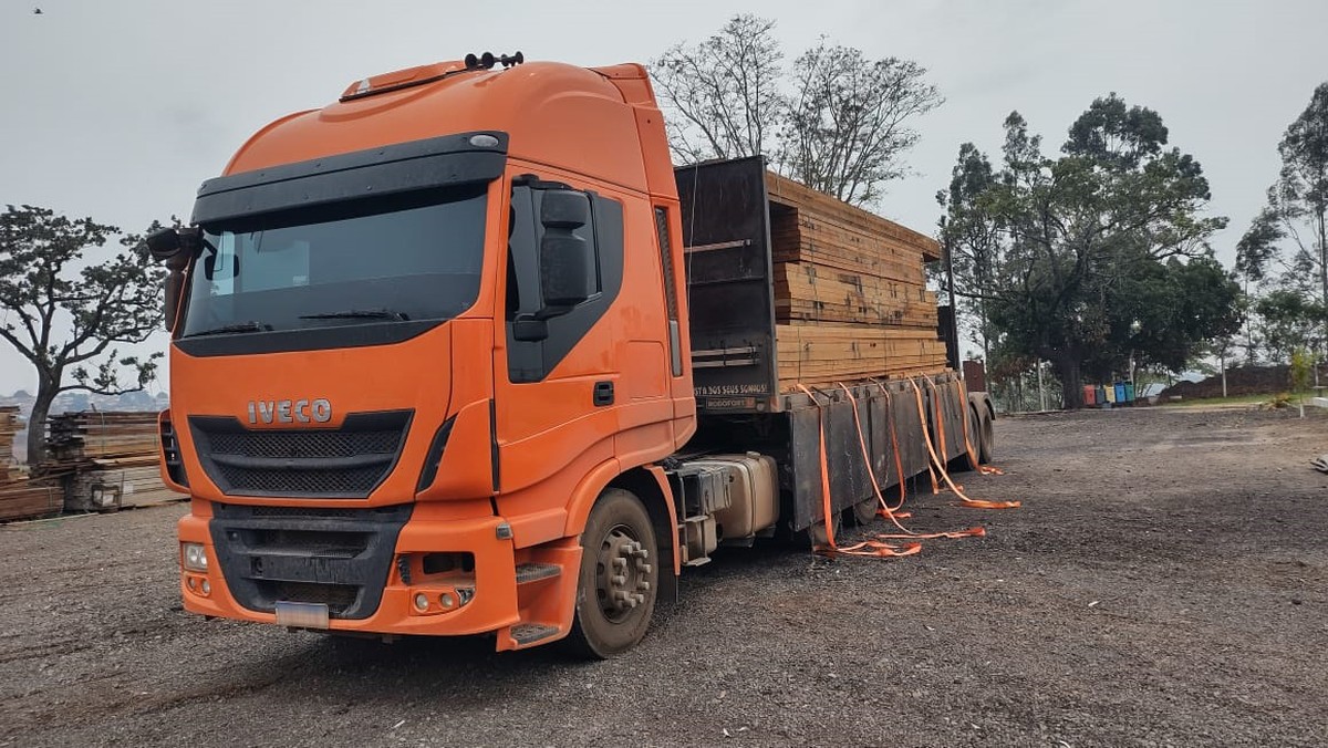 Polícia Ambiental apreende quase 50 metros cúbicos de madeira nativa transportada sem documentação em Álvares Machado