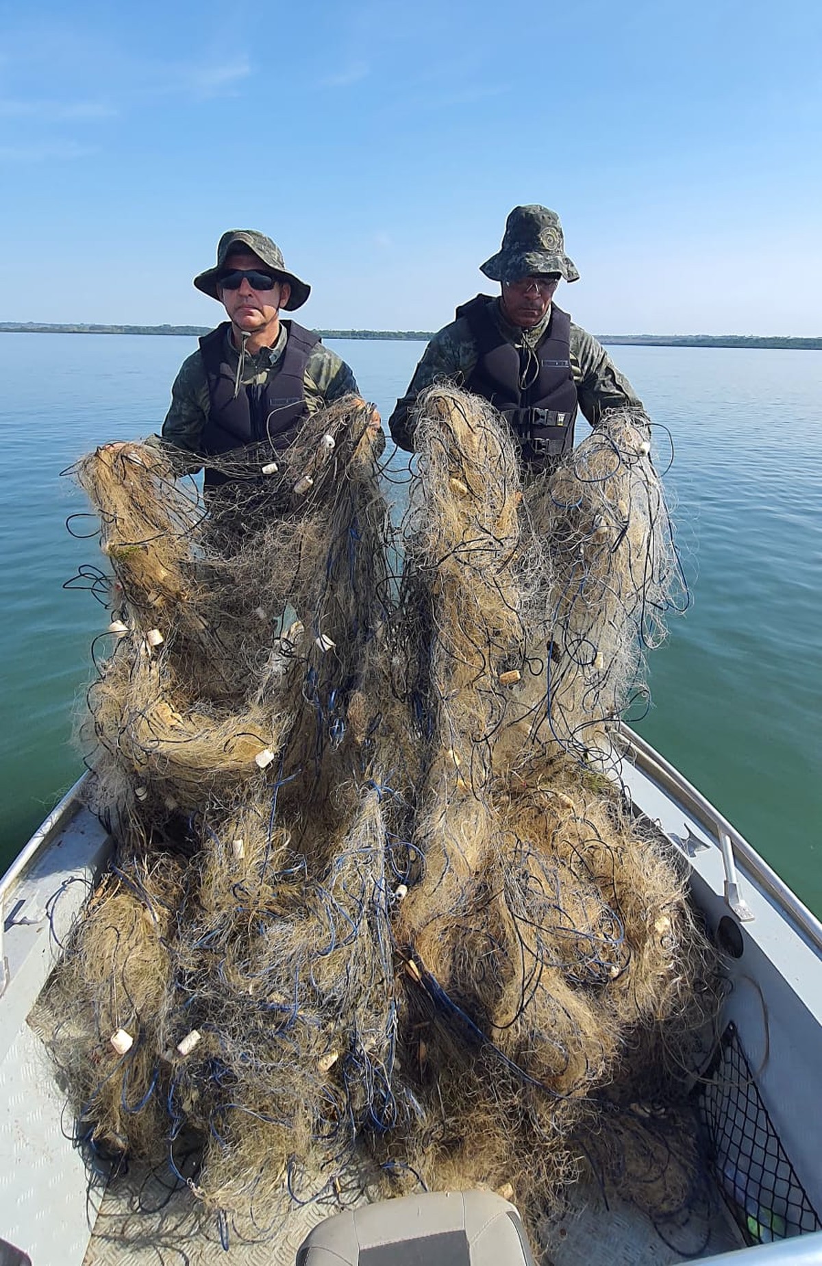 Fiscalização náutica apreende 450 metros de redes de pesca sem identificação no Rio Paranapanema