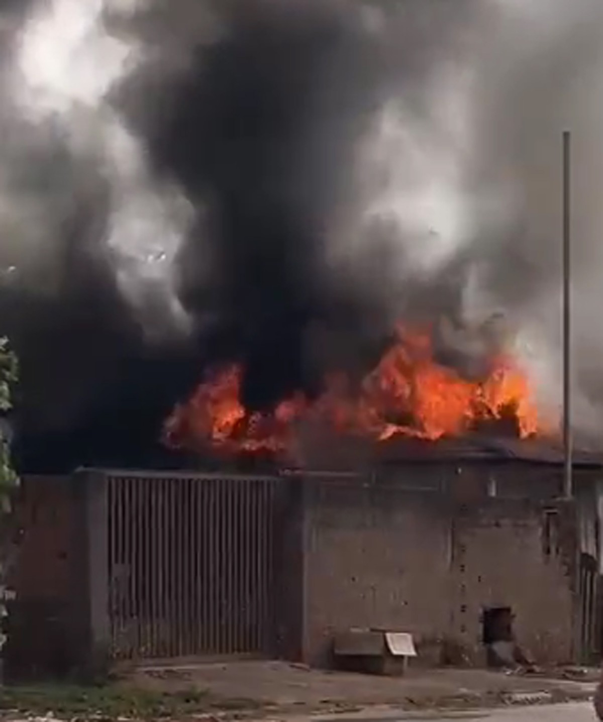 Incêndio destrói casa de madeira no Jardim Bela Vista, em Álvares Machado