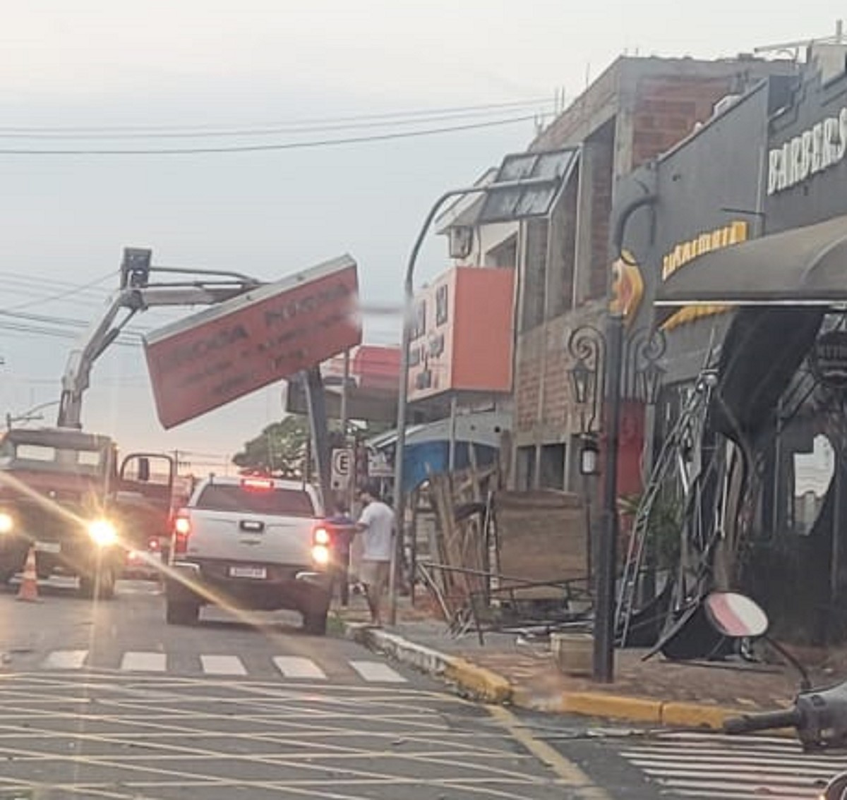 Temporal provoca queda de árvores e destelhamento de imóveis em Santo Anastácio e Presidente Bernardes
